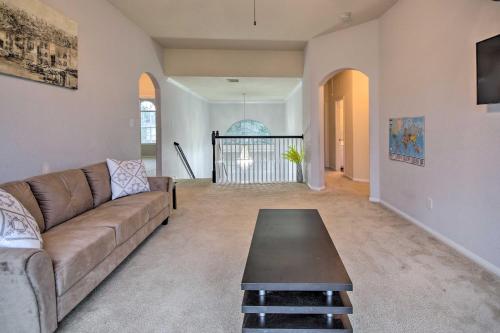 Ruang duduk di Spacious Richmond Home Close to Parks and Shopping