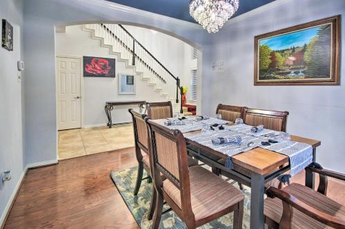 Ruang duduk di Spacious Richmond Home Close to Parks and Shopping