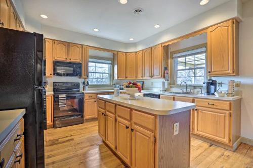 Η κουζίνα ή μικρή κουζίνα στο Chateau Ridge Peaceful Retreat with Fire Pit!