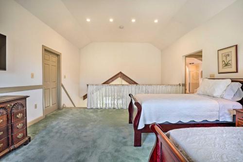 Ένα ή περισσότερα κρεβάτια σε δωμάτιο στο Chateau Ridge Peaceful Retreat with Fire Pit!