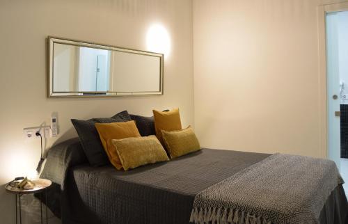 Giường trong phòng chung tại Apartamentos La Higuera by VGH