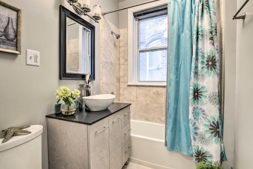 Un baño con lavabo y cortina de ducha. en Quiet Chicago Townhome Walk to Subway Stations, en Chicago