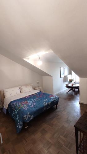 een slaapkamer met een groot bed op zolder bij Home Santis Torino in Turijn