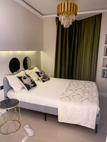 1 dormitorio con 2 camas y lámpara de araña en AD Boutique Apartment, en Budapest