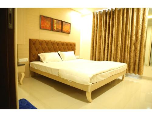 Dhār的住宿－Hotel Shivaay, Dhar，卧室配有一张床