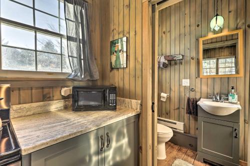 Baðherbergi á Killingly Barnyard Studio in Wine Country!
