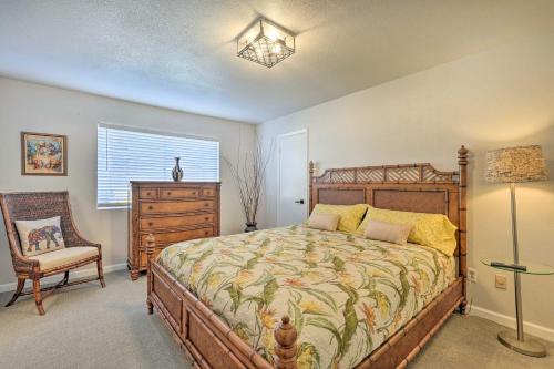 - une chambre avec un lit, une chaise et une fenêtre dans l'établissement Pet-Friendly Phoenix Home with Private Pool and Grill!, à Phoenix
