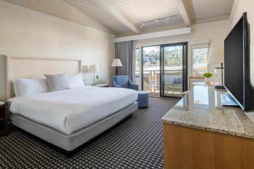 ティブロンにあるザ ロッジ アット ティブロンのベッドとテレビが備わるホテルルームです。