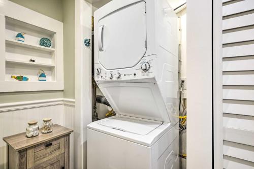 een witte wasmachine en droger in de badkamer bij Belmar Cottage with Deck and Fire Pit! in Belmar