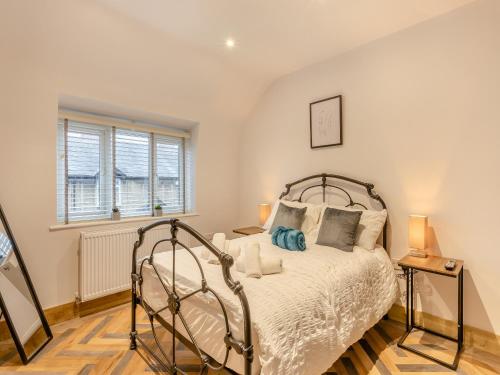 a bedroom with a bed and a window at Kings Retreat in Oakham