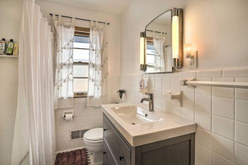 bagno con lavandino, servizi igienici e specchio di Minneapolis Vacation Rental By Lake Harriet! a Minneapolis
