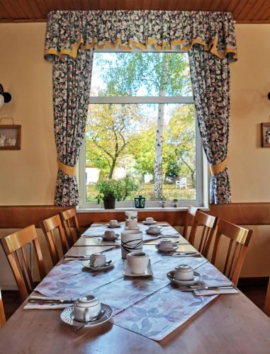 a dining room with a table and a large window at Land gut Hotel Hermann in Bentwisch