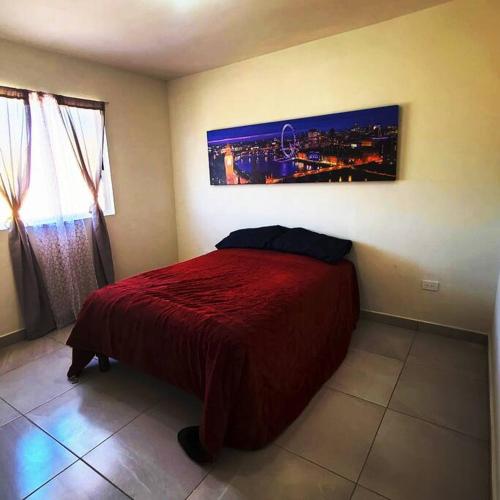 - une chambre avec un lit et une peinture murale dans l'établissement Casa entera nueva, à Hidalgo del Parral