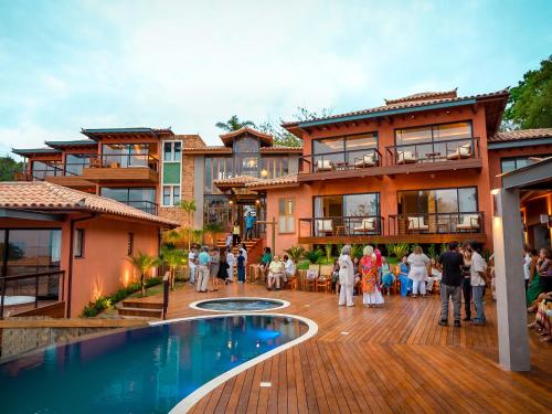 um grupo de pessoas em pé em frente a um edifício em Buzios Espiritualidade Hotel em Búzios