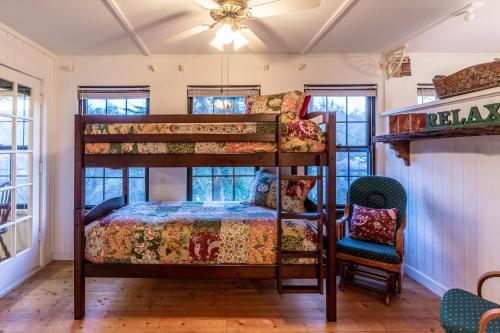 - une chambre avec des lits superposés et 2 chaises dans l'établissement Creekside Lodge, à Franklin