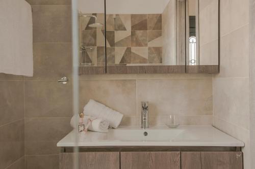 a bathroom with a sink and a mirror at Queen Bee Residence in Minia