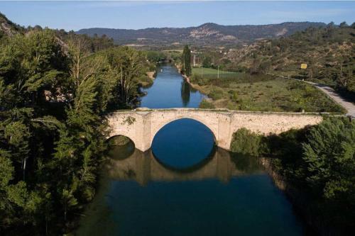 une vue aérienne sur un pont sur une rivière dans l'établissement Casa Gracia, à Sacedón