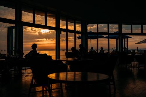 Matahari terbit atau terbenam yang dilihat dari hotel atau berdekatan