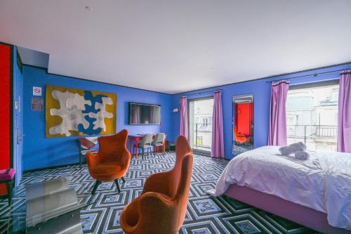 - une chambre avec des murs bleus, des chaises orange et un lit dans l'établissement Best Place in Saint Germain des Près (montana6), à Paris