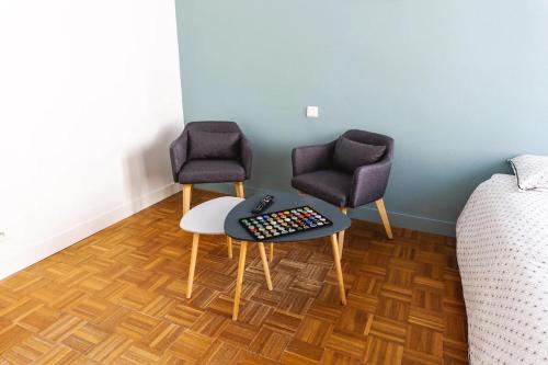 2 chaises et une table avec télécommande dans l'établissement Joli T2 rénové 'Pinot Noir' plein centre village, à Hautvillers