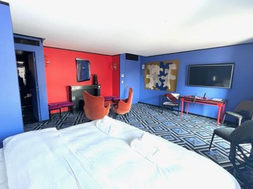 - un salon avec un canapé blanc et des murs rouges dans l'établissement Best Place in Saint Germain des Près (montana6), à Paris