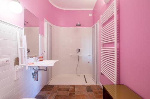 Ett badrum på Casale Stabbiatelli by VacaVilla