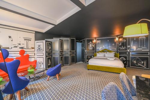 Schlafzimmer mit blauen und orangefarbenen Stühlen und einem Bett in der Unterkunft Au Coeur de Saint Germain des près (Montana3) in Paris