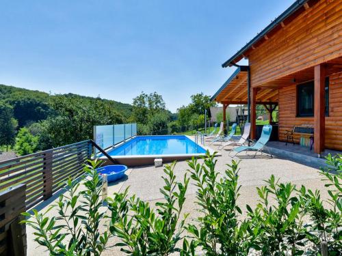 Bazén v ubytování Holiday Home Visija nebo v jeho okolí