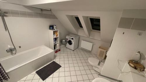 y baño con bañera, aseo y lavamanos. en Großzügige Maisonette Wohnung über den Dächern Leipzigs, en Leipzig