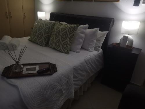 Un pat sau paturi într-o cameră la Linda's Margate Place 7 Lyndhurst