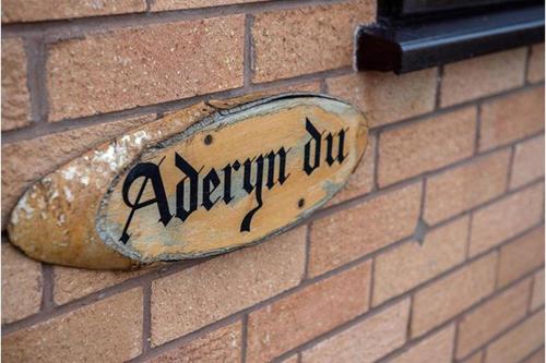 Aderyn Duに飾ってある許可証、賞状、看板またはその他の書類