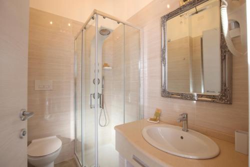 bagno con lavandino, doccia e servizi igienici di B&B Royal a Sellia Marina