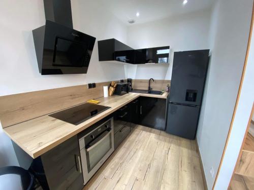 une cuisine avec un évier et un plan de travail dans l'établissement Maison de ville, à Fleury-sur-Andelle