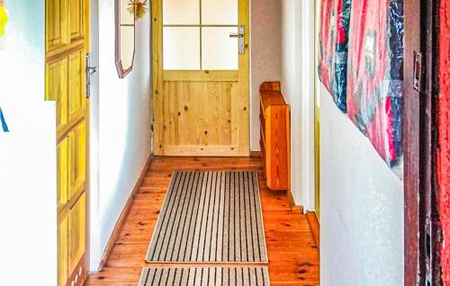 pasillo con puerta de madera y alfombra en Awesome Apartment In Stawiguda With Kitchen, en Stawiguda