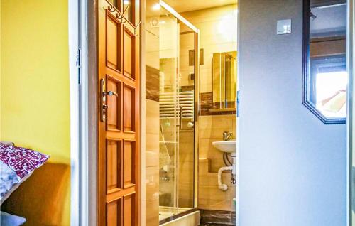 y baño con ducha acristalada y lavamanos. en Awesome Apartment In Stawiguda With Kitchen, en Stawiguda