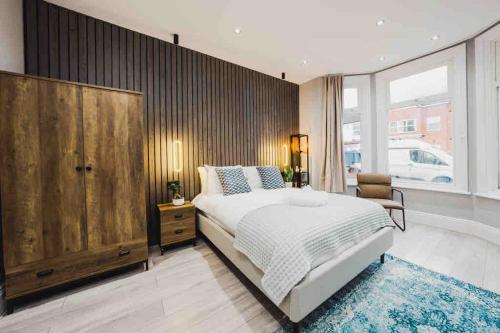 - une chambre avec un grand lit et une grande fenêtre dans l'établissement Modern 2 bed flat near Wembley Stadium, à Londres