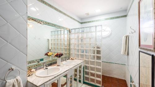 a bathroom with two sinks and a large mirror at Casa Campo La Capilla Los Palacios y Villafranca by Ruralidays in Los Palacios y Villafranca