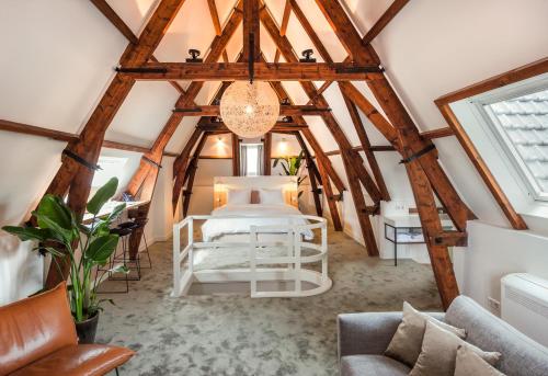 um quarto com uma cama num quarto com tectos em madeira em Hotel Arena em Amsterdã