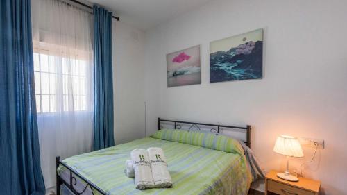 1 dormitorio con 1 cama con toallas en Casa Rural Olvera by Ruralidays en Olvera
