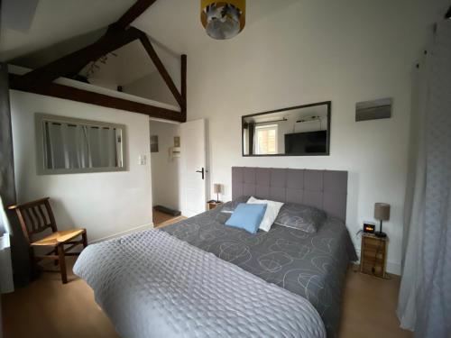a bedroom with a bed and a mirror on the wall at Les appartements d'Au Coin Du Spa in Boulogne-sur-Mer
