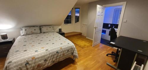 Μια τηλεόραση ή/και κέντρο ψυχαγωγίας στο Spacious, modern 3 bedroom luxury flat in centre location