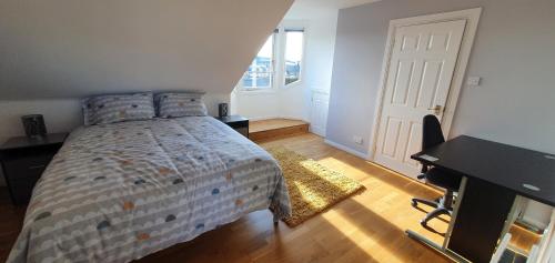 Кровать или кровати в номере Spacious, modern 3 bedroom luxury flat in centre location
