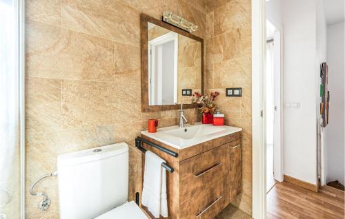 een badkamer met een toilet, een wastafel en een spiegel bij Amazing Home In Aznalczar With Wifi in Aznalcázar