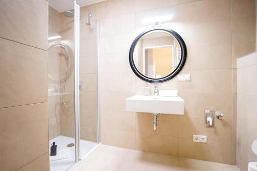 Ένα μπάνιο στο Executive Suite w/ Rooftop Pool