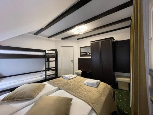 1 Schlafzimmer mit 2 Etagenbetten in einem Zimmer in der Unterkunft Шале Парламент, Яблуниця in Jablunyzja