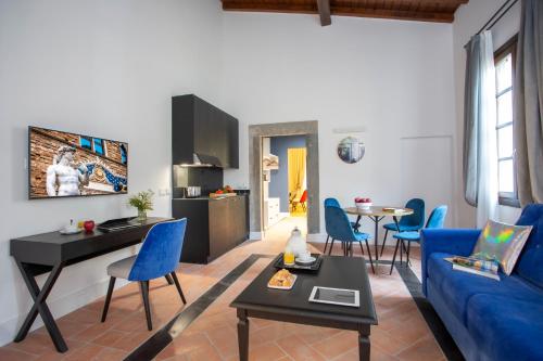 a living room with a blue couch and a table at Casual Rinascimento Firenze in Florence