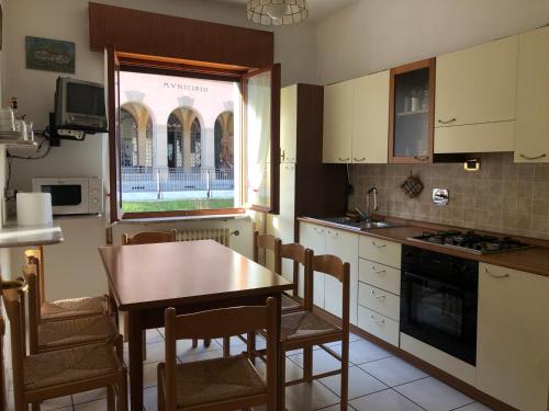 a kitchen with a table and chairs and a window at Mountain House in Rigolato