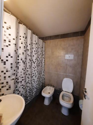 y baño con aseo, bidet y lavamanos. en Apartamento Valencia en Mar del Plata