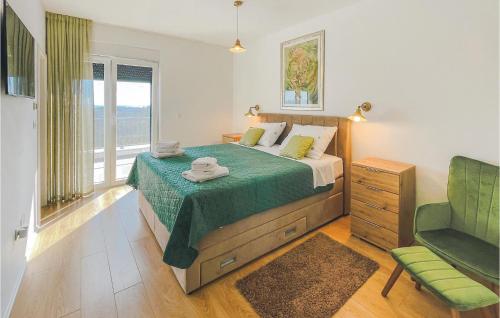 um quarto com uma cama, uma cadeira e uma janela em 5 Bedroom Pet Friendly Home In Mravince em Mravince