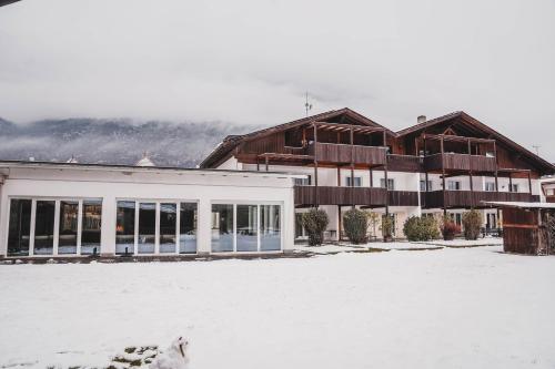 ein Gebäude im Schnee mit einem Vogel im Vordergrund in der Unterkunft Residence Montani in Latsch